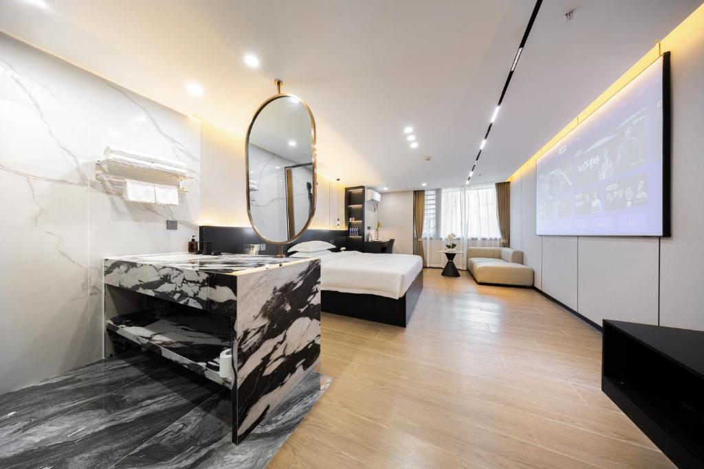 Postel nebo postele na pokoji v ubytování 和樾 City View Hotel - Guangzhou Taikoo Hui Zhujiang New Town Tianhe Sports Cente-Canton Fair