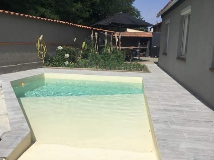 une piscine au milieu d'une cour dans l'établissement Villa paisible, à Canohès