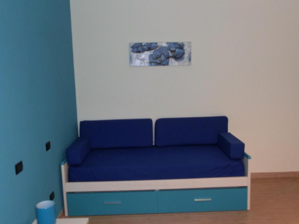 ローマにあるRHC romeの青いソファ