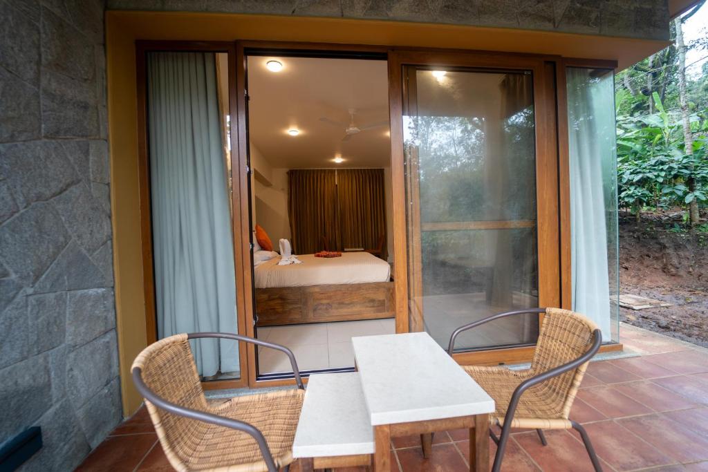 Postel nebo postele na pokoji v ubytování The Birchwood Retreat, Madikeri