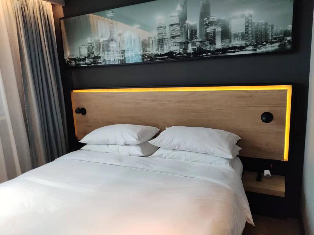 Postel nebo postele na pokoji v ubytování Park Inn by Radisson Shanghai Huanqiugang