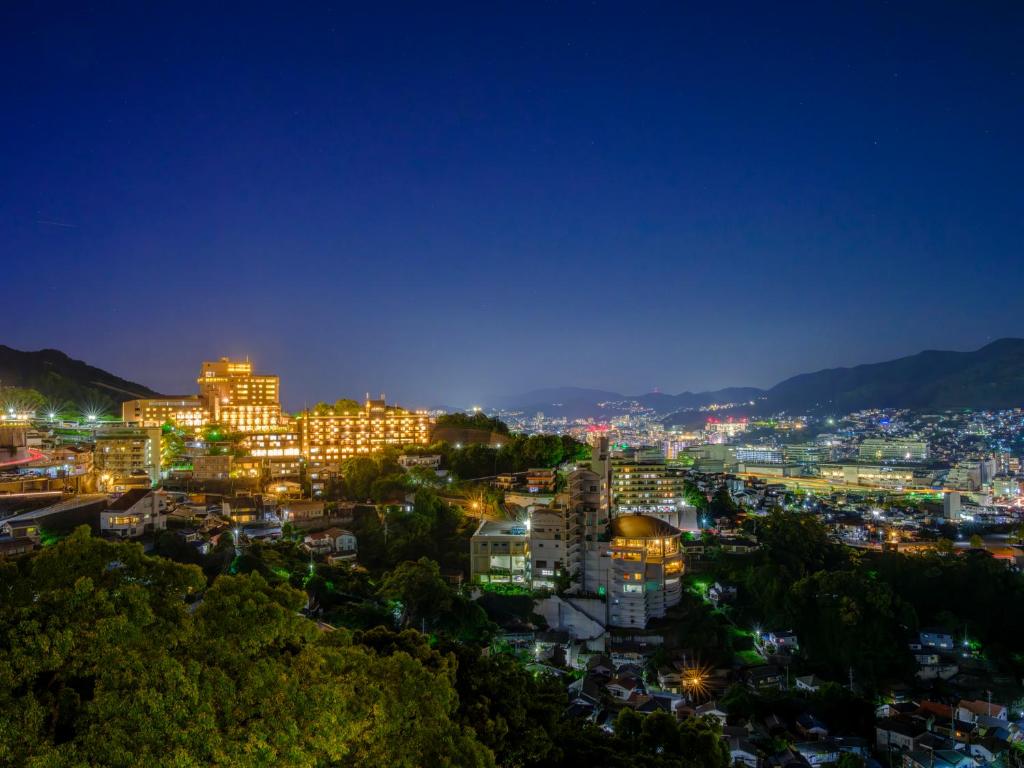 une vue d'une ville la nuit dans l'établissement Inasayama Kanko Hotel, à Nagasaki
