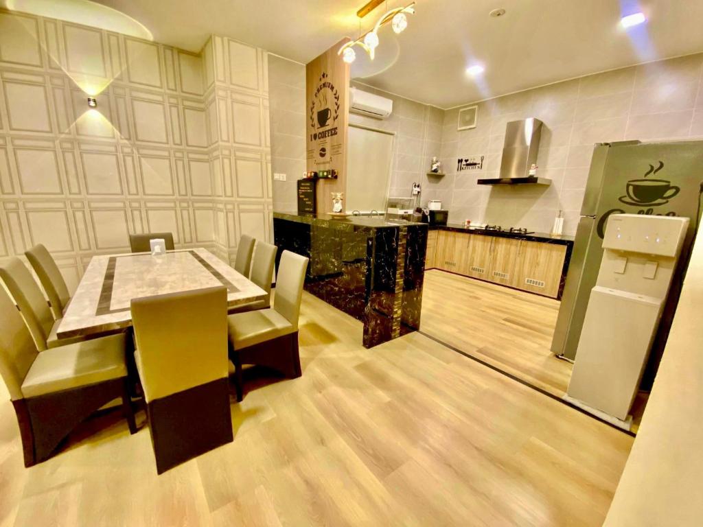 Kuchyň nebo kuchyňský kout v ubytování Entire home hosted by Catherine 4 bedroom House