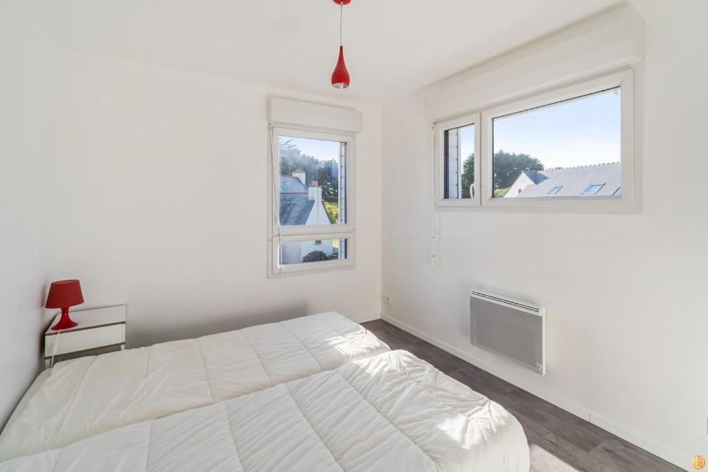 Posteľ alebo postele v izbe v ubytovaní Villa 4 étoiles à 50M la plage tranquille et lumineuse à TREGASTEL - Réf 135