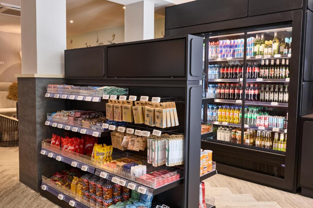 Supermarket nebo jiné obchody v  hotelu nebo okolí