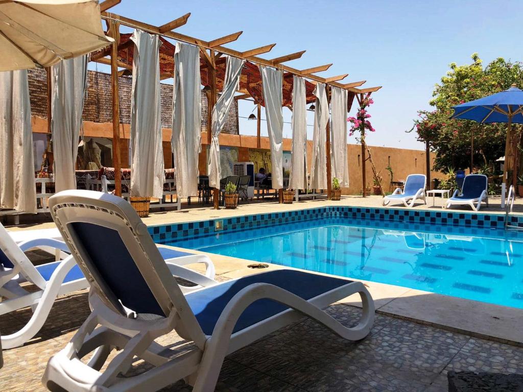 Bazén v ubytování Nile Compound nebo v jeho okolí