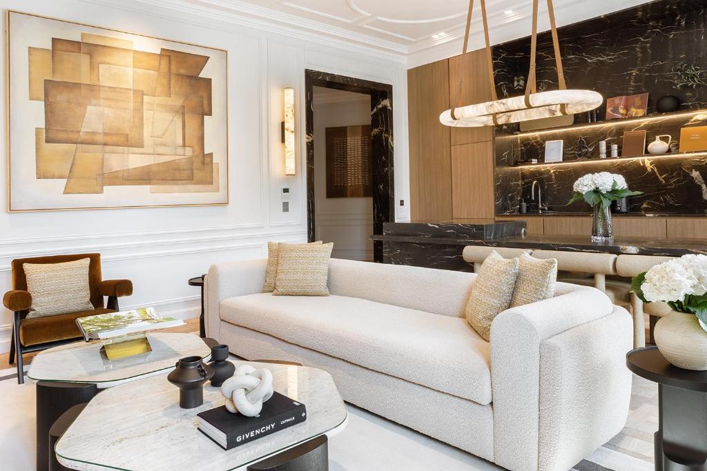 un salon avec un canapé et une table dans l'établissement TheLander - Serviced Apartment in Champs Elysées, à Paris