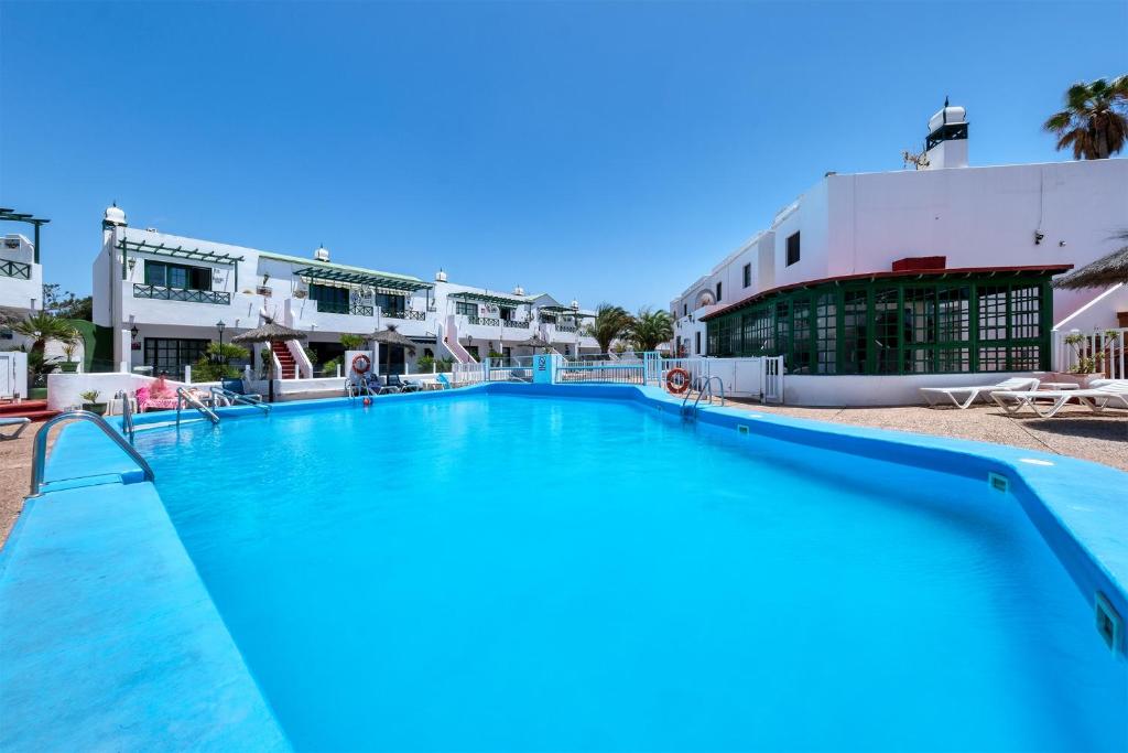 Bazén v ubytovaní Apartment La Vela Azul -POOL & TENNIS - free AC &Good WIFI- Smart TV alebo v jeho blízkosti