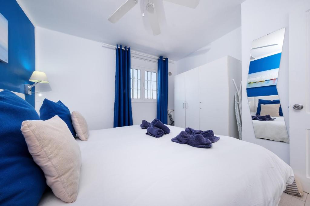 Posteľ alebo postele v izbe v ubytovaní Apartment La Vela Azul -POOL & TENNIS - free AC &Good WIFI- Smart TV