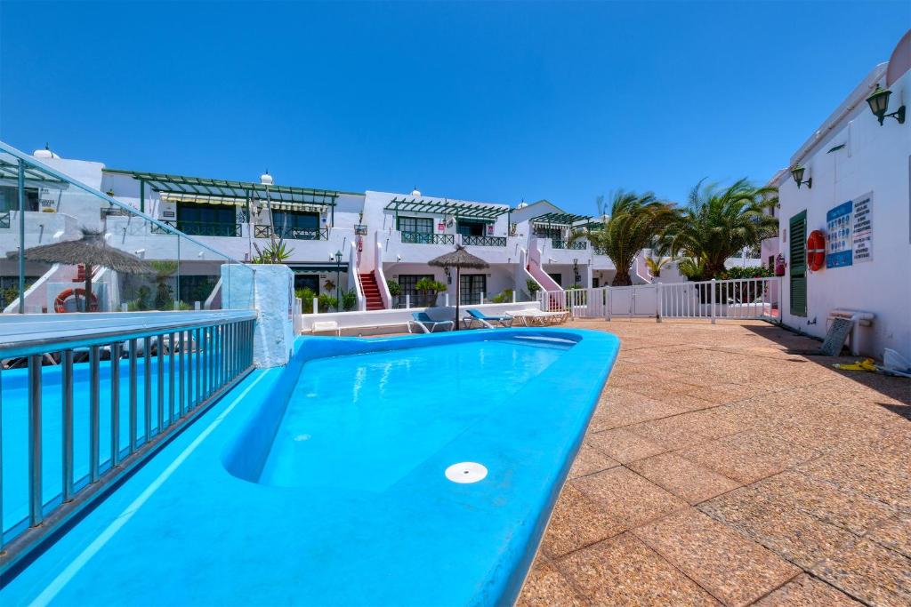 Bazén v ubytovaní Apartment La Vela Azul -POOL & TENNIS - free AC &Good WIFI- Smart TV alebo v jeho blízkosti