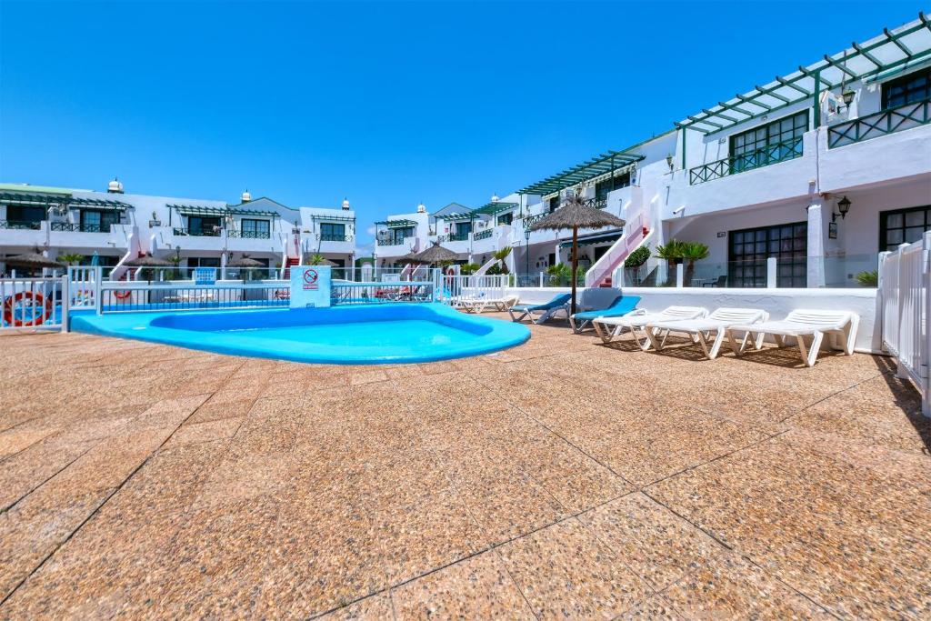 Bazén v ubytovaní Apartment La Vela Azul -POOL & TENNIS - free AC &Good WIFI- Smart TV alebo v jeho blízkosti