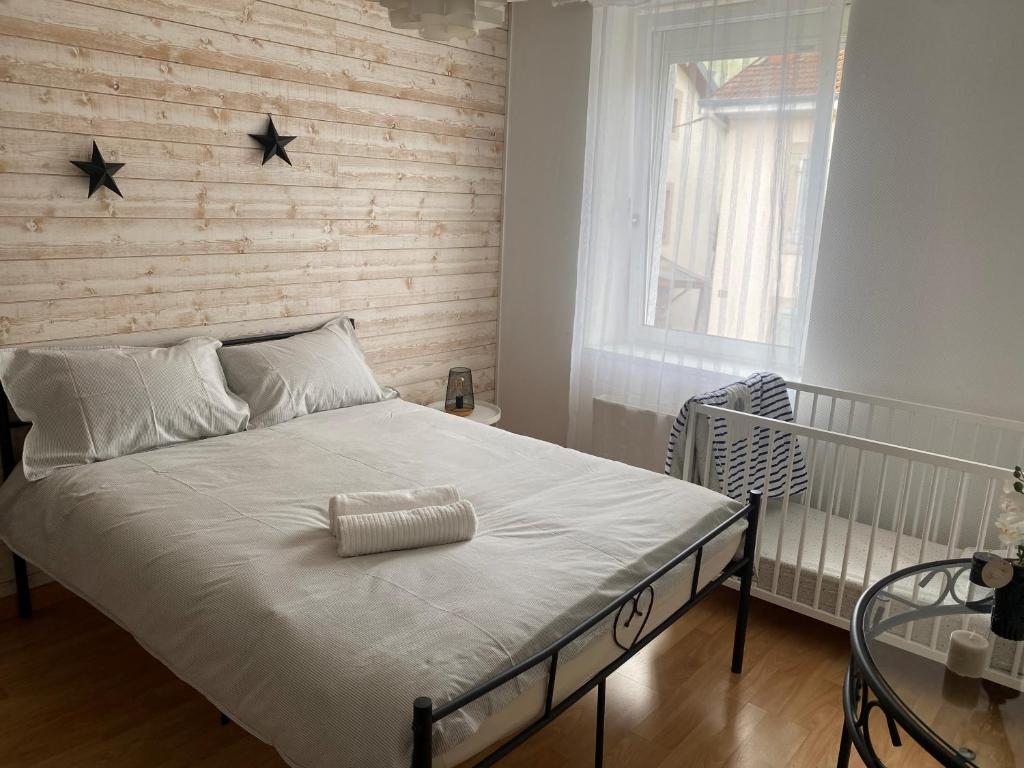 En eller flere senge i et værelse på Maison de Ville 5 mns du centre