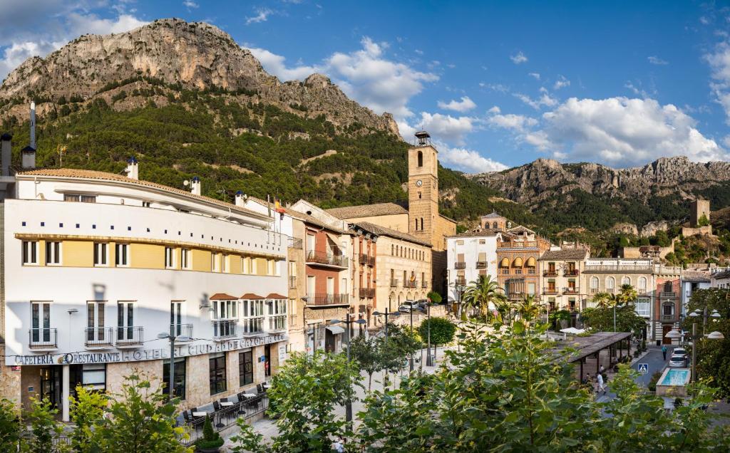 miasto z górą w tle w obiekcie Hotel Ciudad de Cazorla w mieście Cazorla