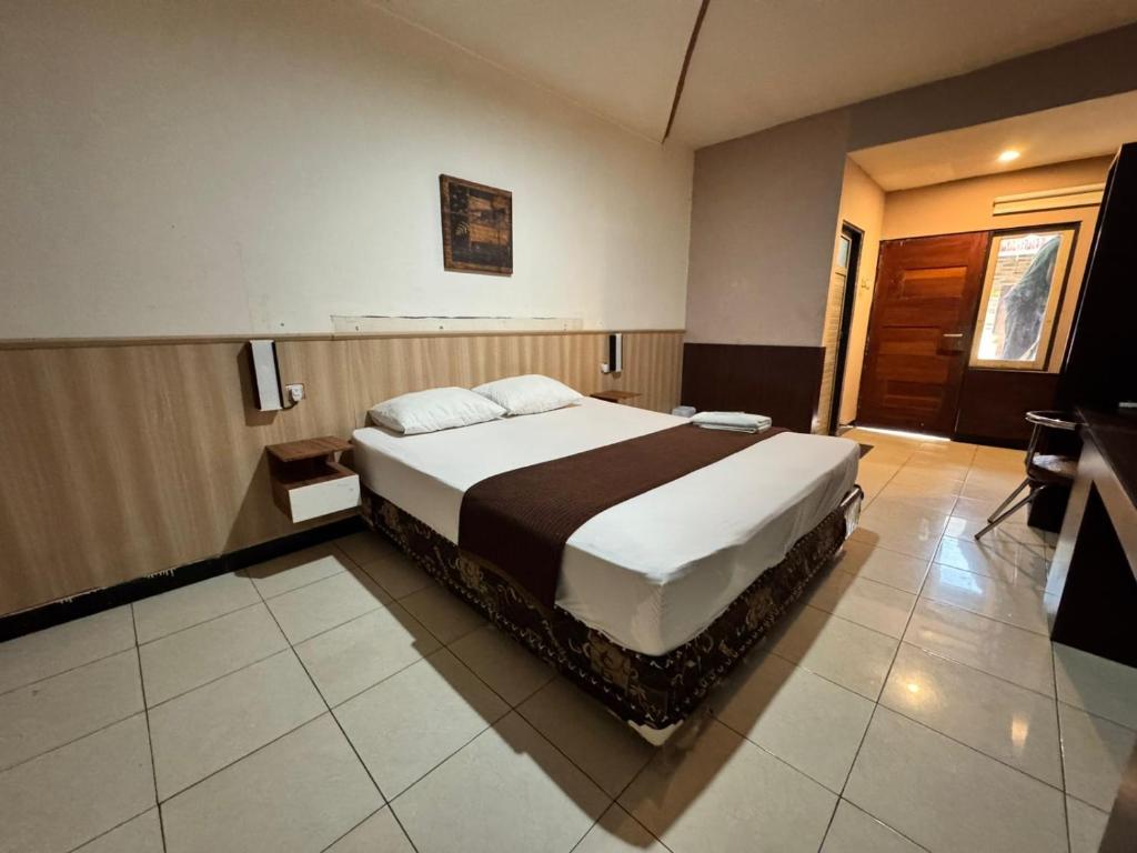 Postel nebo postele na pokoji v ubytování Wisma Madagaskar Palangka Raya