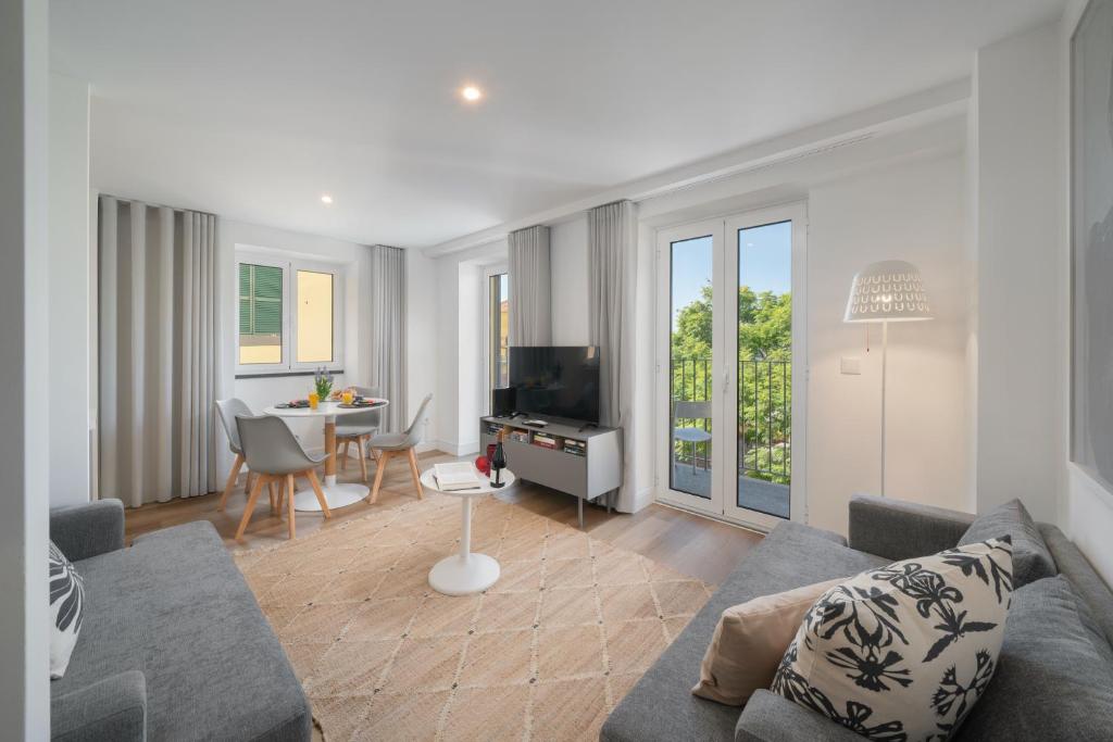 un salon avec un canapé et une table avec une télévision dans l'établissement Fort of Old Town Apartments by OurMadeira, à Funchal