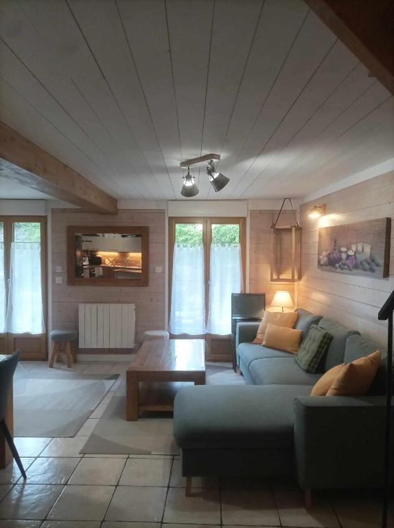 un salon avec un canapé et une table dans l'établissement Appartement à la Montagne, à Saint-Gervais-les-Bains