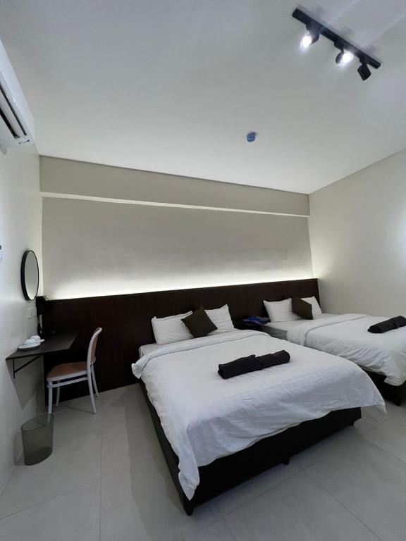 Postel nebo postele na pokoji v ubytování Hotel Seri Kangsar KK Hotel