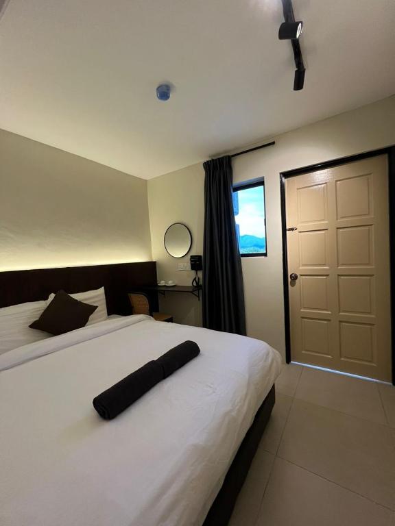 Postel nebo postele na pokoji v ubytování Hotel Seri Kangsar KK Hotel