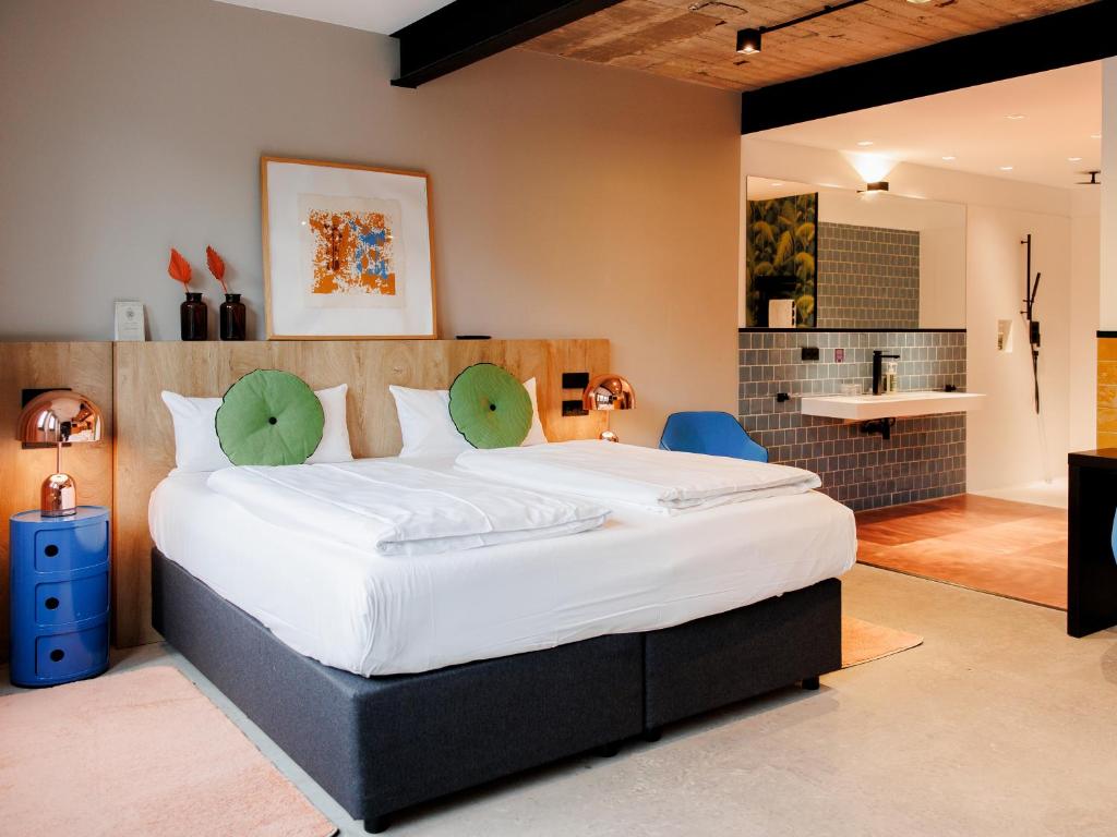 KONCEPT HOTEL International - Deluxe Double Room
