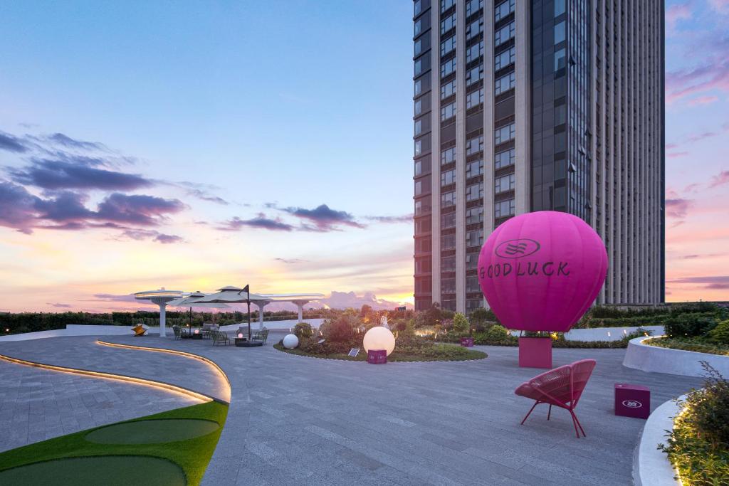 a hot air balloon and chairs in a parking lot at Crowne Plaza Hangzhou Qiantang in Hangzhou