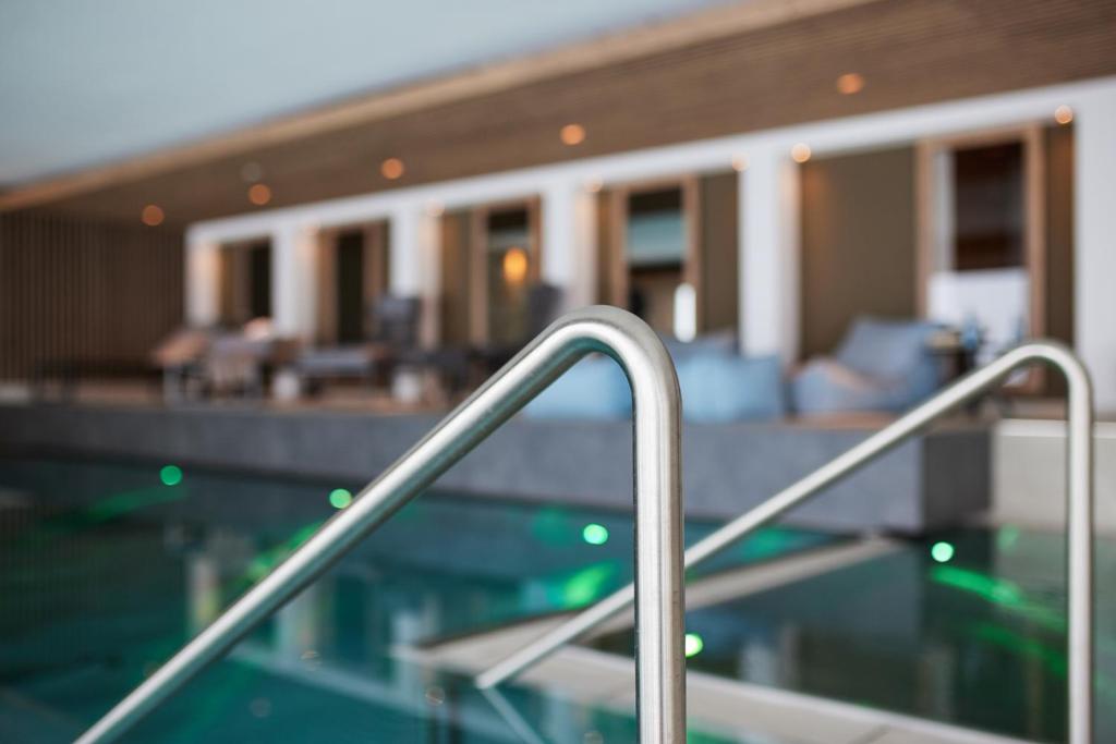 Bazén v ubytování Hotel Sonne Post mit Schwimmbad nebo v jeho okolí