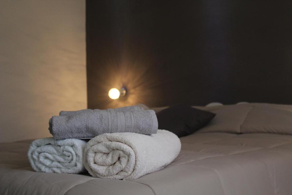 uma pilha de toalhas sentadas em cima de uma cama em B&B Meddie em Tiana