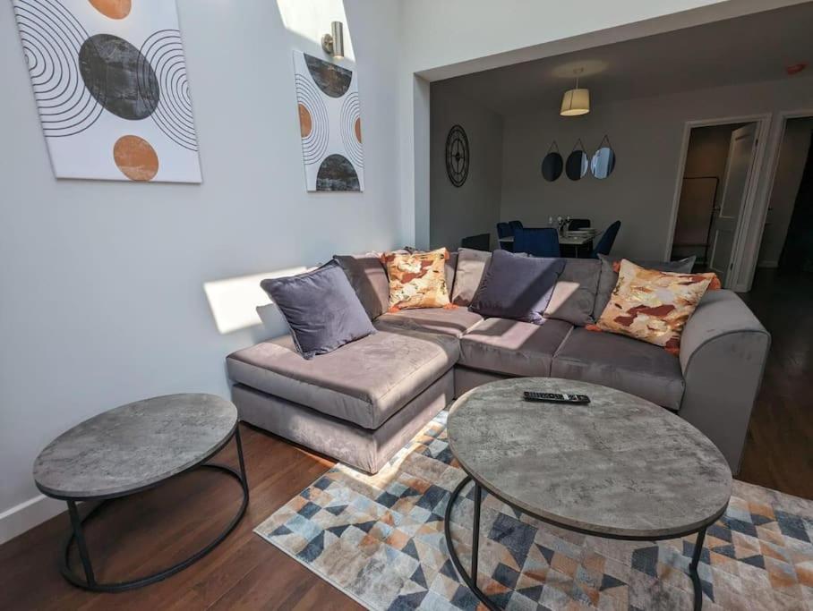 ein Wohnzimmer mit einer Couch und zwei Tischen in der Unterkunft Stoneleigh Cottage #10 in Seaton