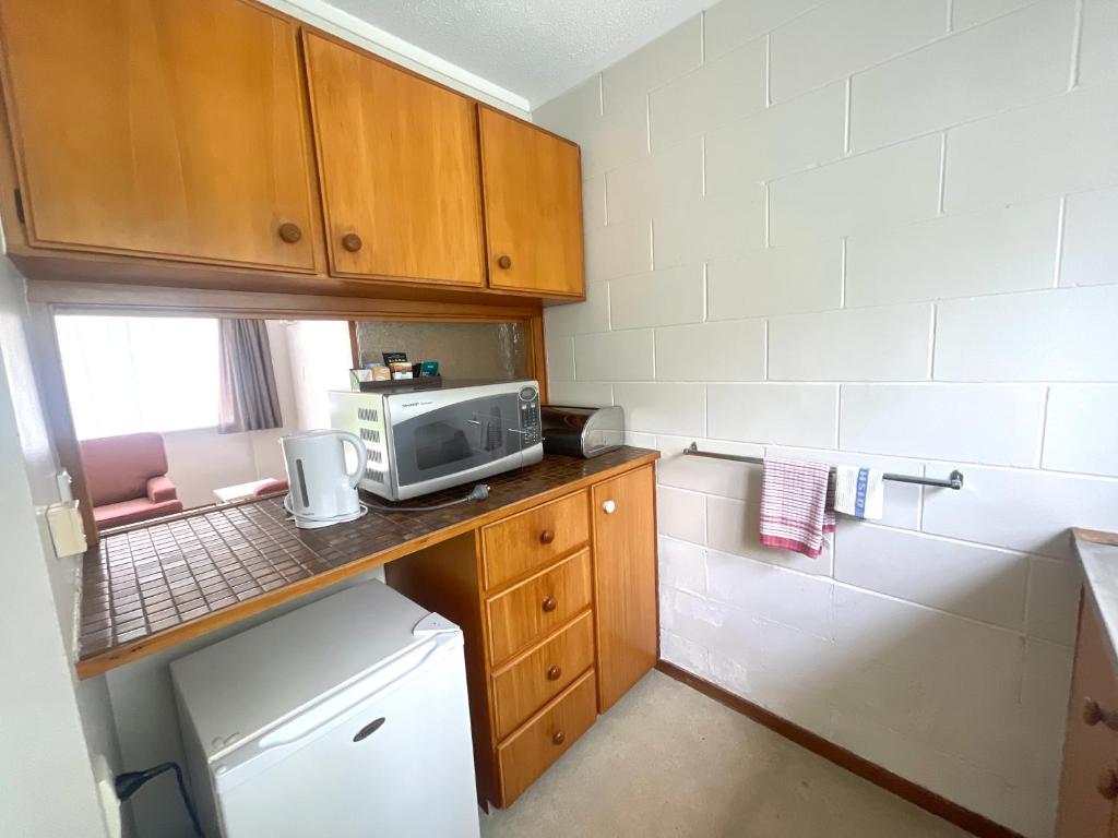 Kuchyň nebo kuchyňský kout v ubytování Browns Bay Olive Tree - Pet Friendly Family Apartment