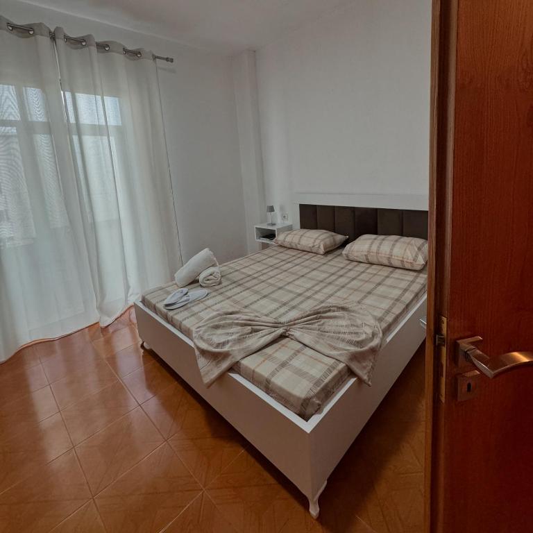 Postel nebo postele na pokoji v ubytování Peçi Apartments Gjirokastër