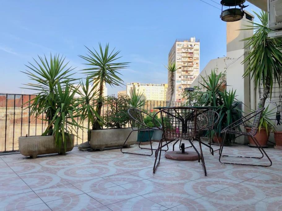d'une terrasse avec des chaises et des plantes sur un balcon. dans l'établissement 2FOR - Terrace full sky in Marseille, à Marseille