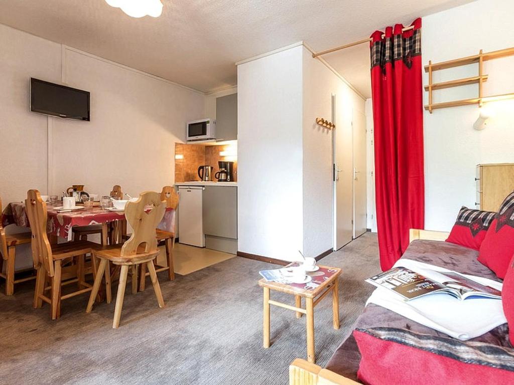 un salon avec une table et une salle à manger dans l'établissement Appartement 2 pièces avec balcon, départ ski aux pieds, 4 pers., quartier animé des Bruyères - FR-1-344-834, aux Menuires