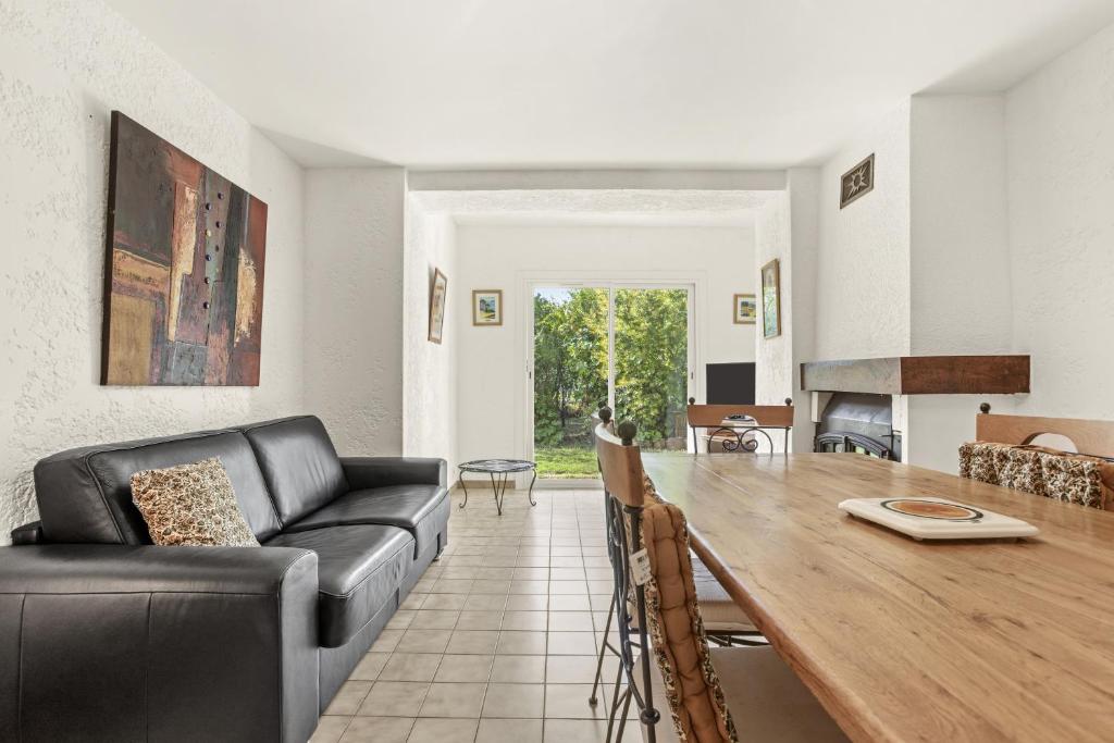 a living room with a table and a couch at La mer in Bormes-les-Mimosas