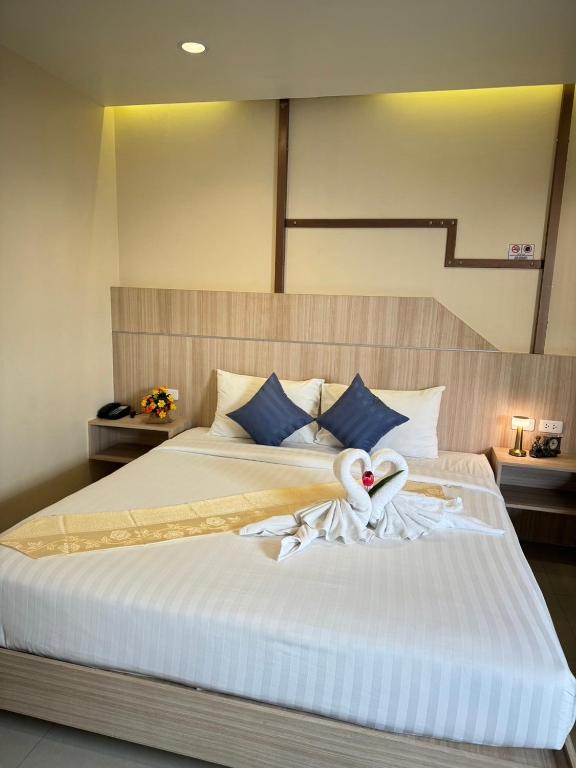 Postel nebo postele na pokoji v ubytování The Way Patong Hotel