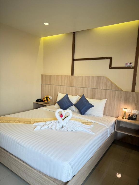 Postel nebo postele na pokoji v ubytování The Way Patong Hotel