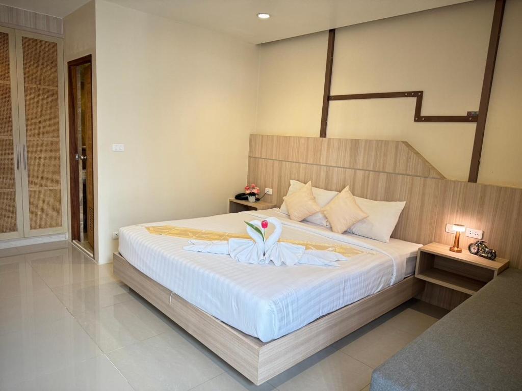 Postel nebo postele na pokoji v ubytování The Way Patong Hotel