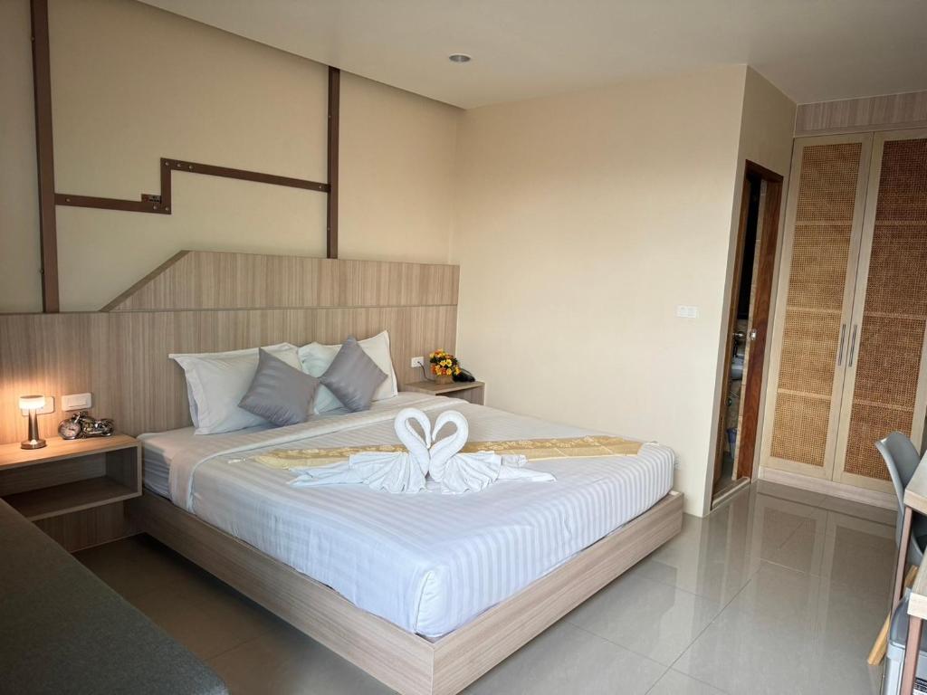 Postel nebo postele na pokoji v ubytování The Way Patong Hotel