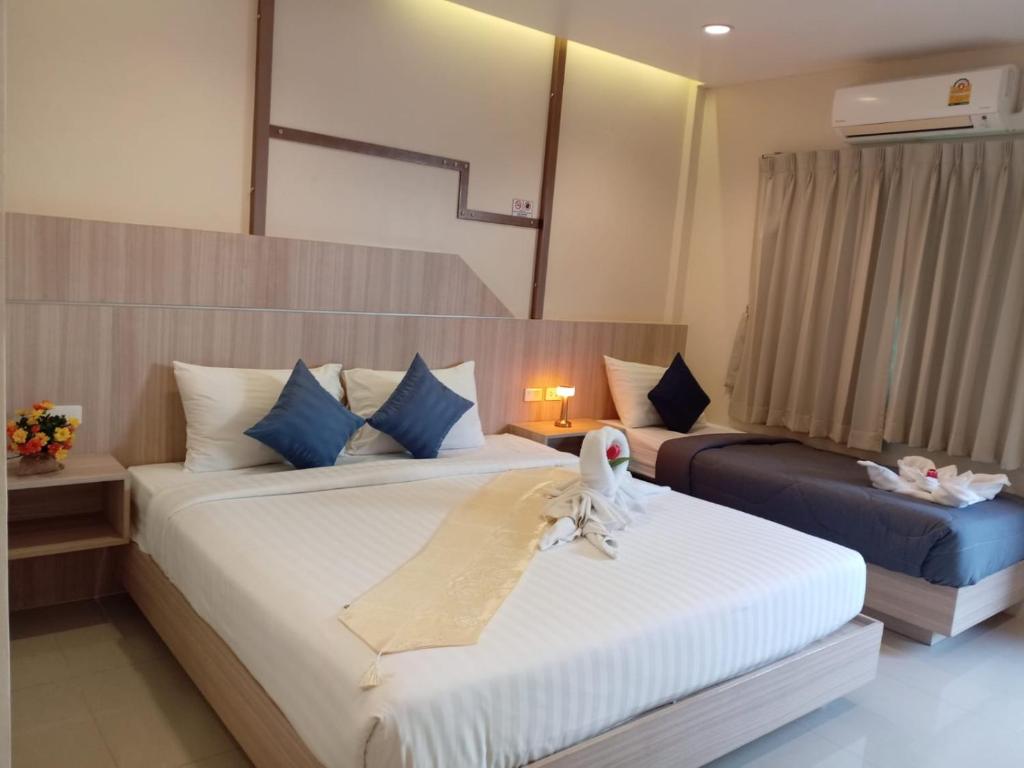 Postel nebo postele na pokoji v ubytování The Way Patong Hotel