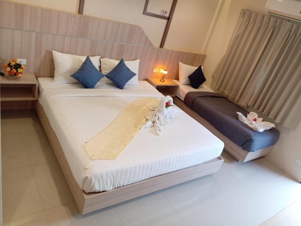 Postel nebo postele na pokoji v ubytování The Way Patong Hotel