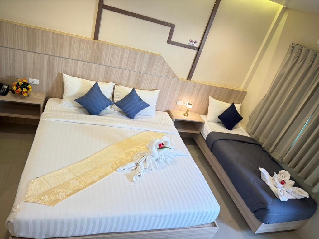 Postel nebo postele na pokoji v ubytování The Way Patong Hotel