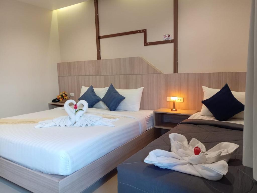 Postel nebo postele na pokoji v ubytování The Way Patong Hotel