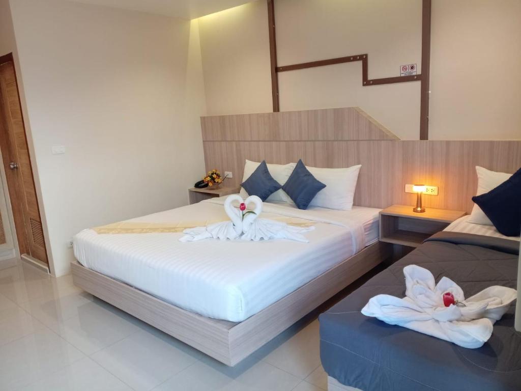 Postel nebo postele na pokoji v ubytování The Way Patong Hotel