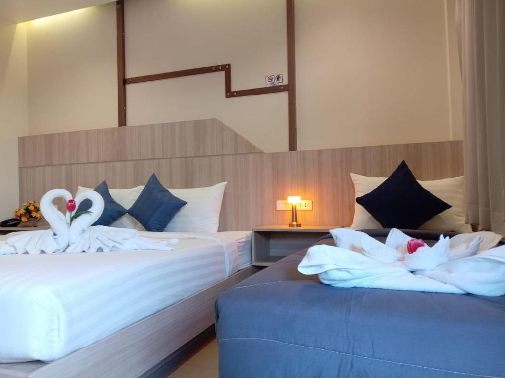 Postel nebo postele na pokoji v ubytování The Way Patong Hotel