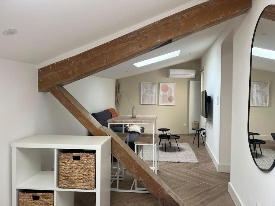 - un salon avec un escalier doté d'une table et de chaises dans l'établissement Le Saint-Rock & Roll - Le Corner Montpellier, à Montpellier