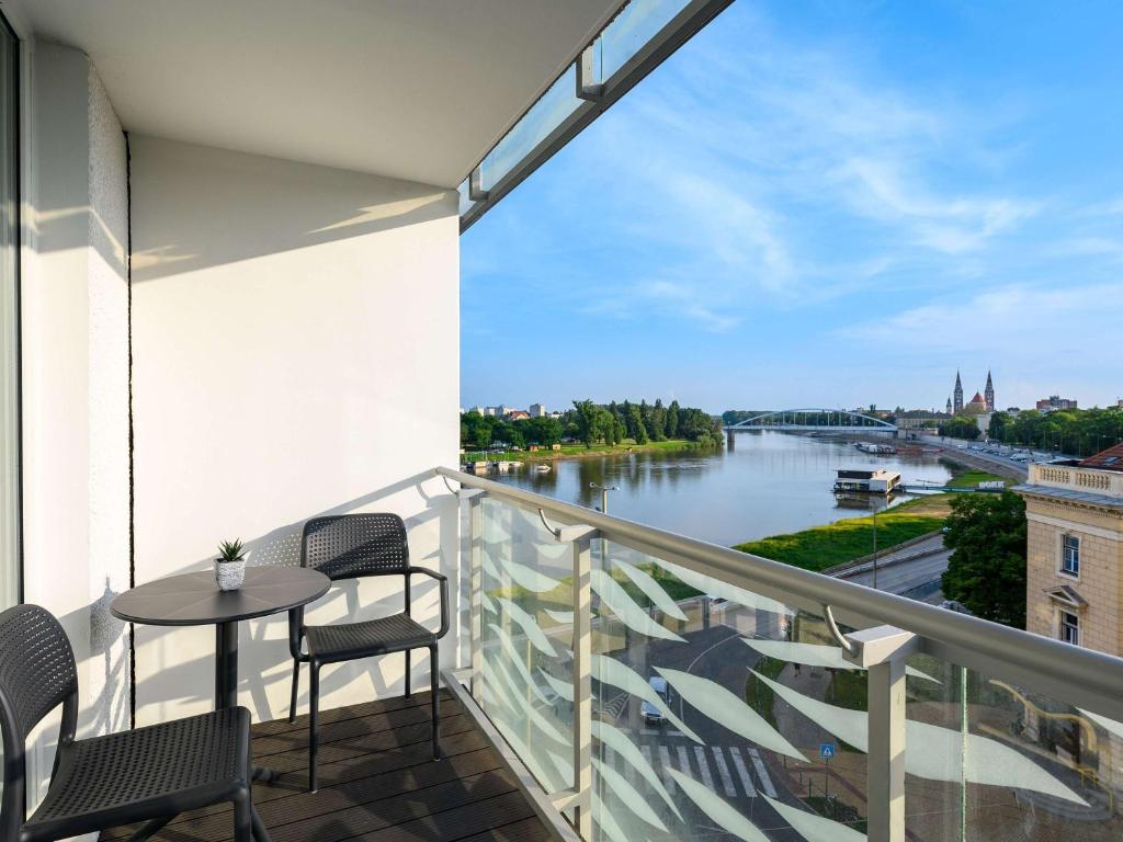 Výhled na řeku, která protéká v blízkosti hotelu