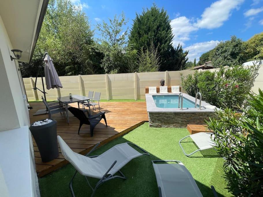 Der Swimmingpool an oder in der Nähe von Maison avec petite piscine Arcachon Bordeaux