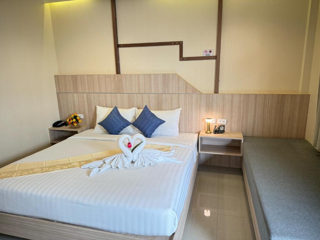 Postel nebo postele na pokoji v ubytování The Way Patong Hotel
