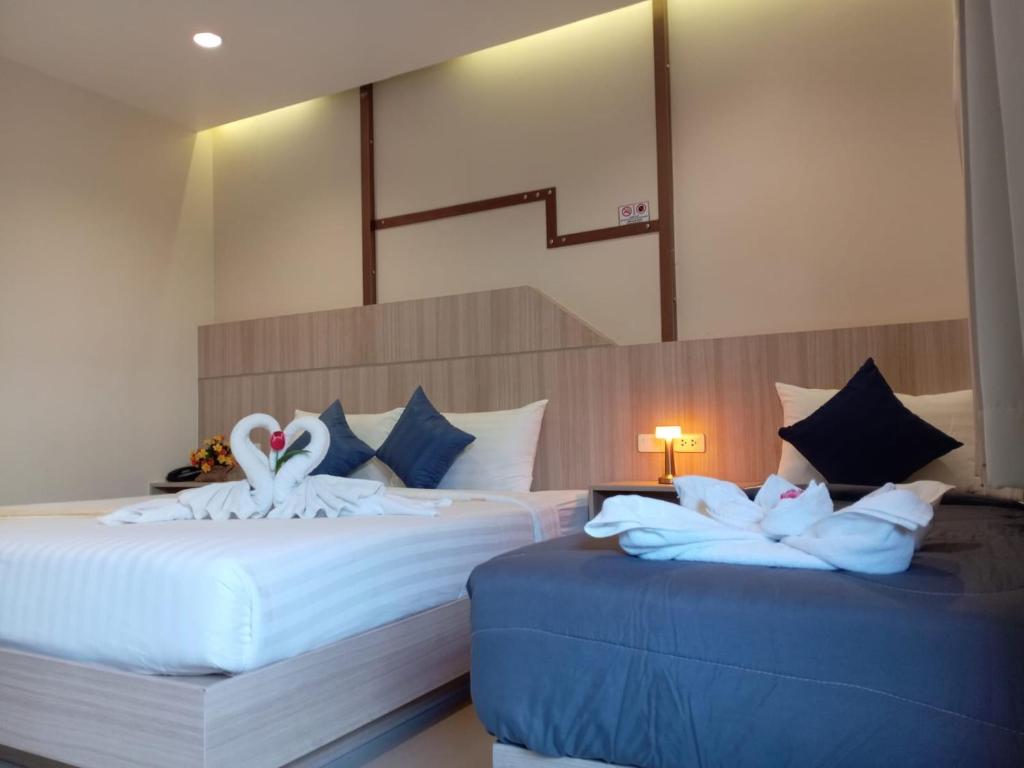 Postel nebo postele na pokoji v ubytování The Way Patong Hotel