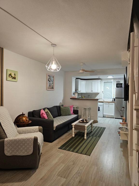 Kuchyň nebo kuchyňský kout v ubytování House Next to Beach in Tropical Garden