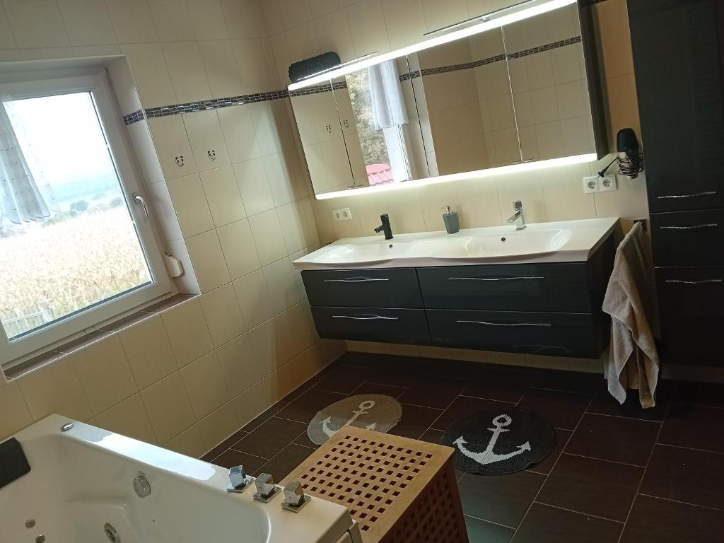 HAUS SONBERG mit Garten, Pool, Fasssauna, semi detached house with garden - Casa Con Due Camere Da Letto
