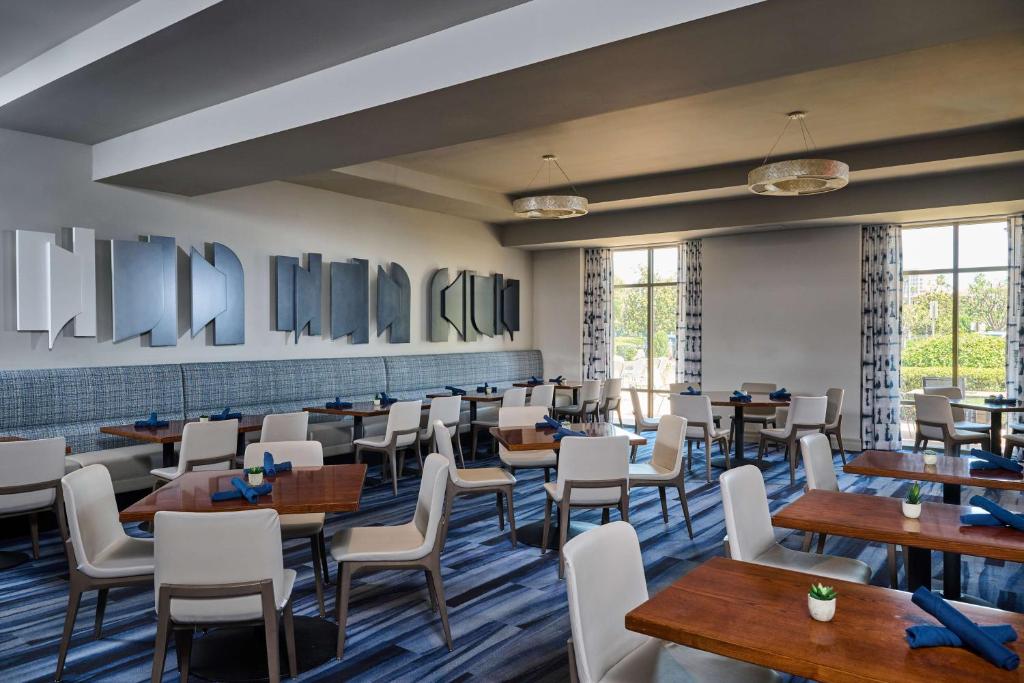 Restaurace v ubytování DoubleTree by Hilton Irvine Spectrum